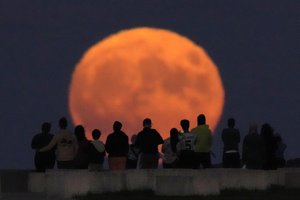 APTOPIX Chicago Supermoon